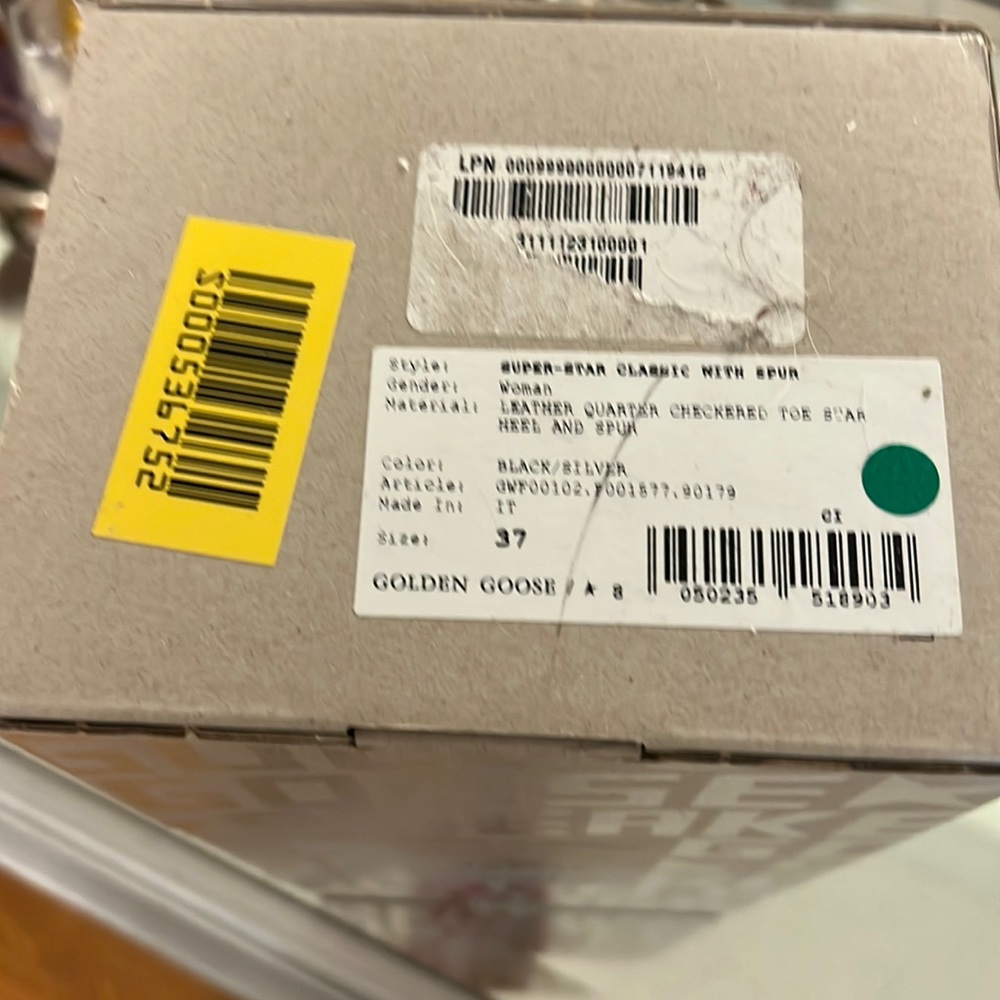 Beautiful golden goose shoes size 7 brand new ! They still on its box.